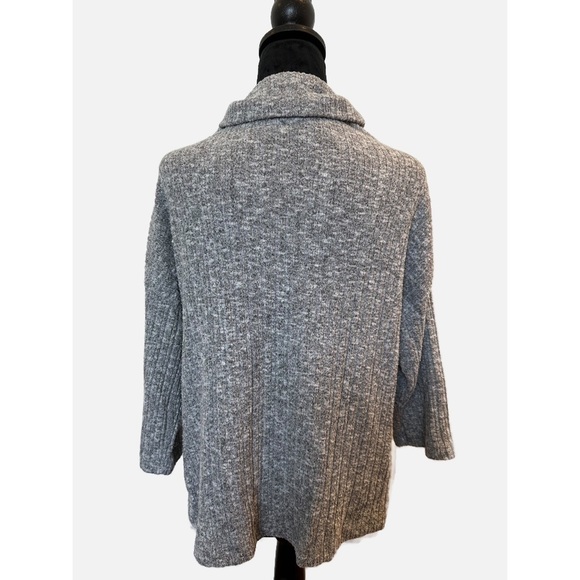 Mudo light weight sweater in gray with a small turtle neck in size Small. - Picture 2 of 4
